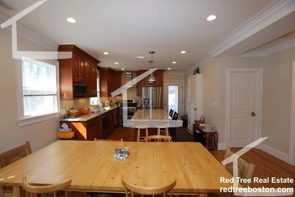 7 Acron Rd, Brookline Village