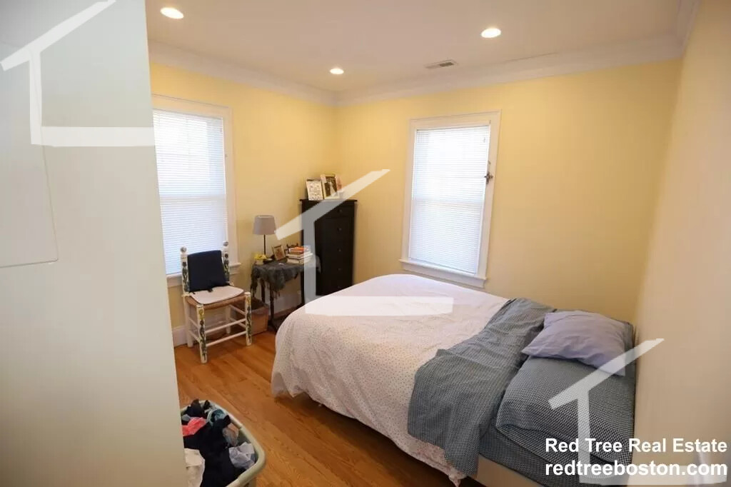 7 Acron Rd, Brookline Village