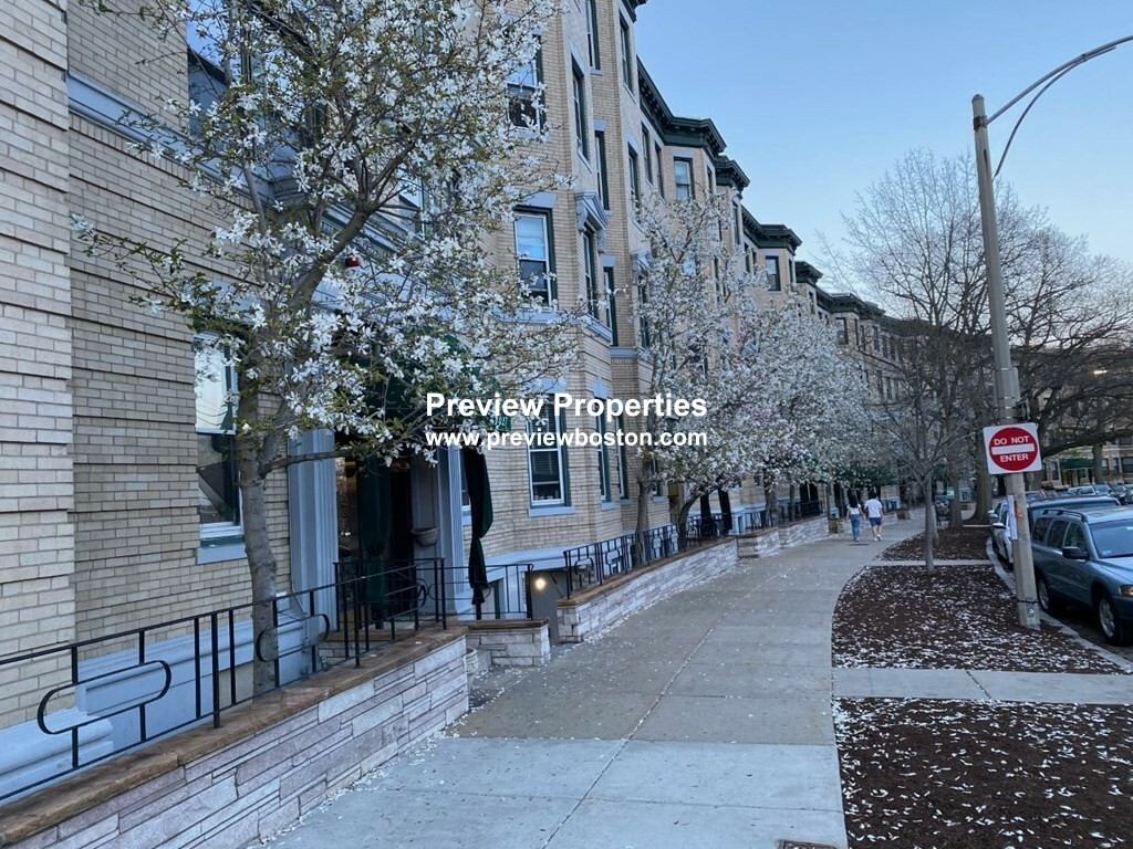 1427 Commonwealth Ave, Allston