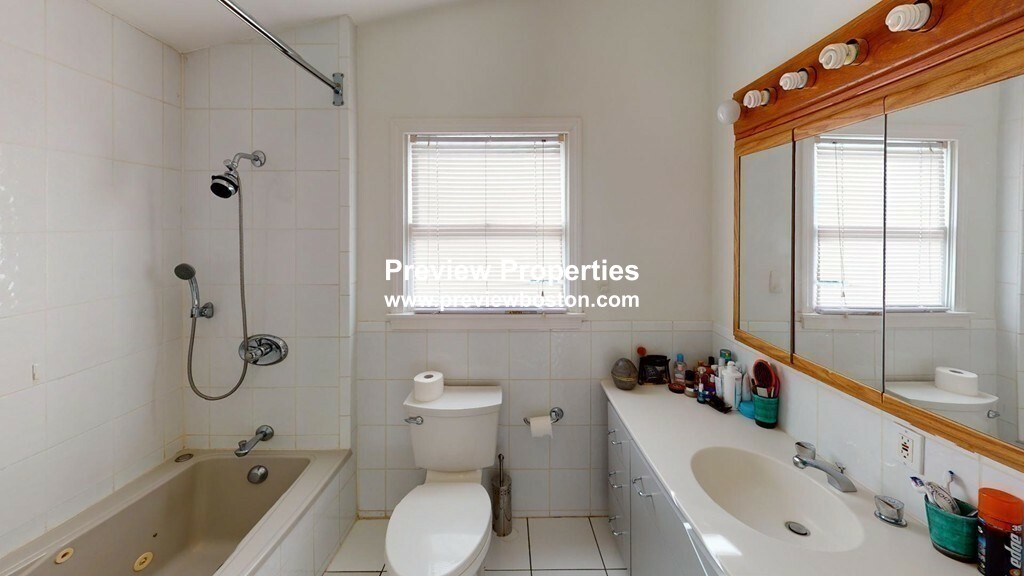6 bed, 4+ bath apartment for rent at 12 Surrey Rd Unit 0, Newton — photo 6 of 31