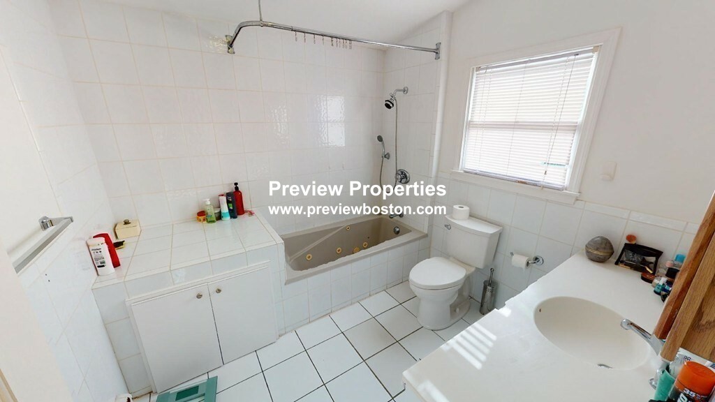 6 bed, 4+ bath apartment for rent at 12 Surrey Rd Unit 0, Newton — photo 11 of 31