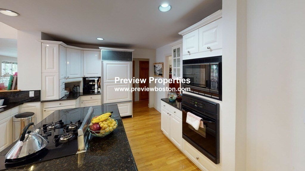 6 bed, 4+ bath apartment for rent at 12 Surrey Rd Unit 0, Newton — photo 15 of 31
