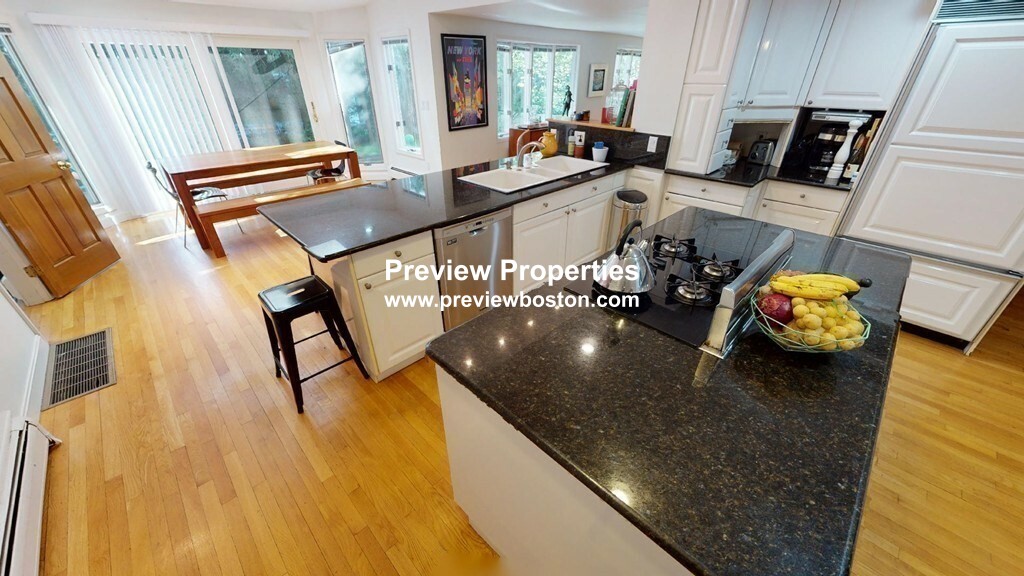 6 bed, 4+ bath apartment for rent at 12 Surrey Rd Unit 0, Newton — photo 27 of 31