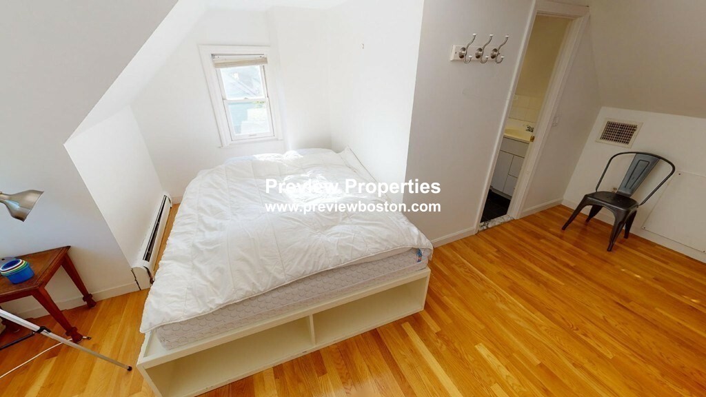 6 bed, 4+ bath apartment for rent at 12 Surrey Rd Unit 0, Newton — photo 17 of 31
