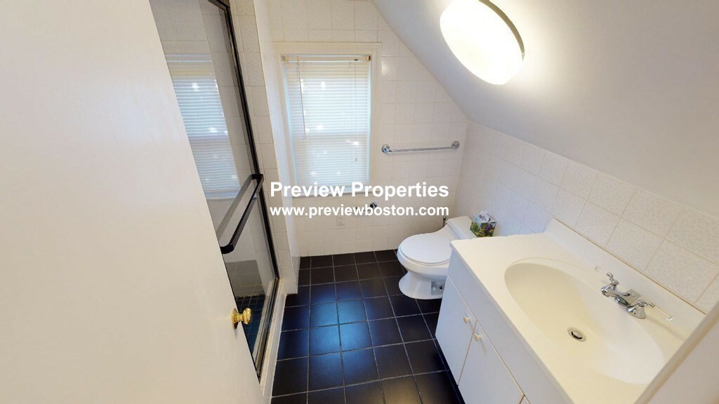 6 bed, 4+ bath apartment for rent at 12 Surrey Rd Unit 0, Newton — photo 19 of 31