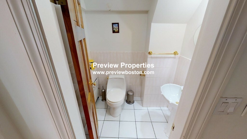6 bed, 4+ bath apartment for rent at 12 Surrey Rd Unit 0, Newton — photo 21 of 31