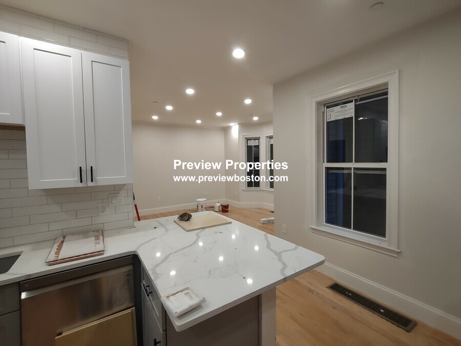 4 bed, 4+ bath apartment for rent at 226 Saratoga St Unit 1, East Boston — photo 5 of 12