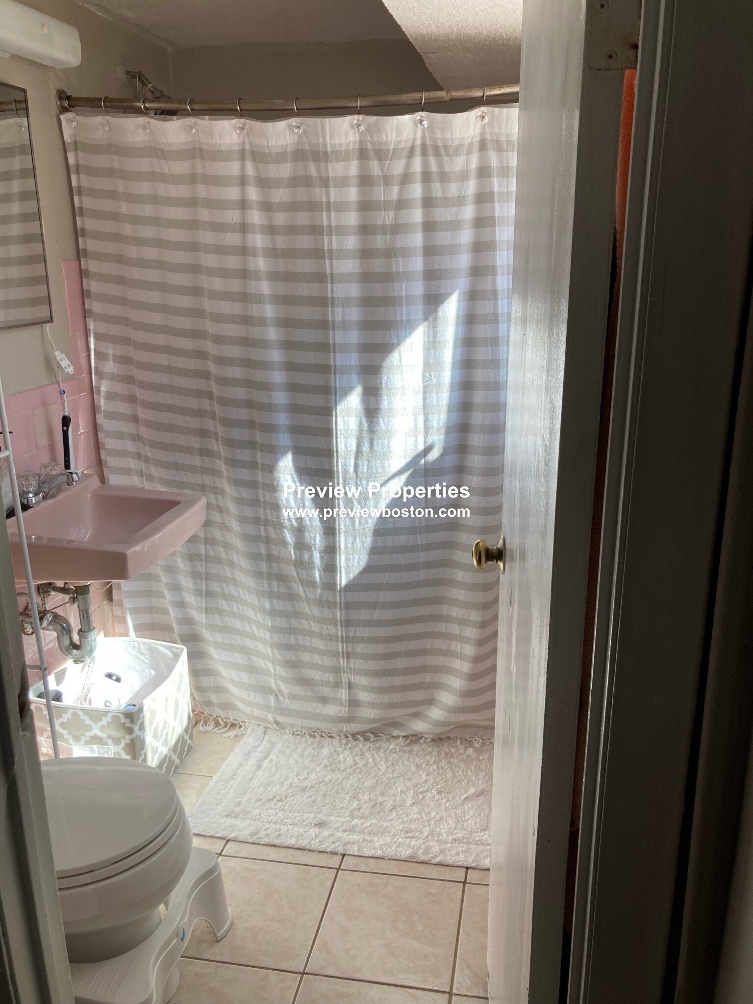 35 Westgate Rd, Chestnut Hill