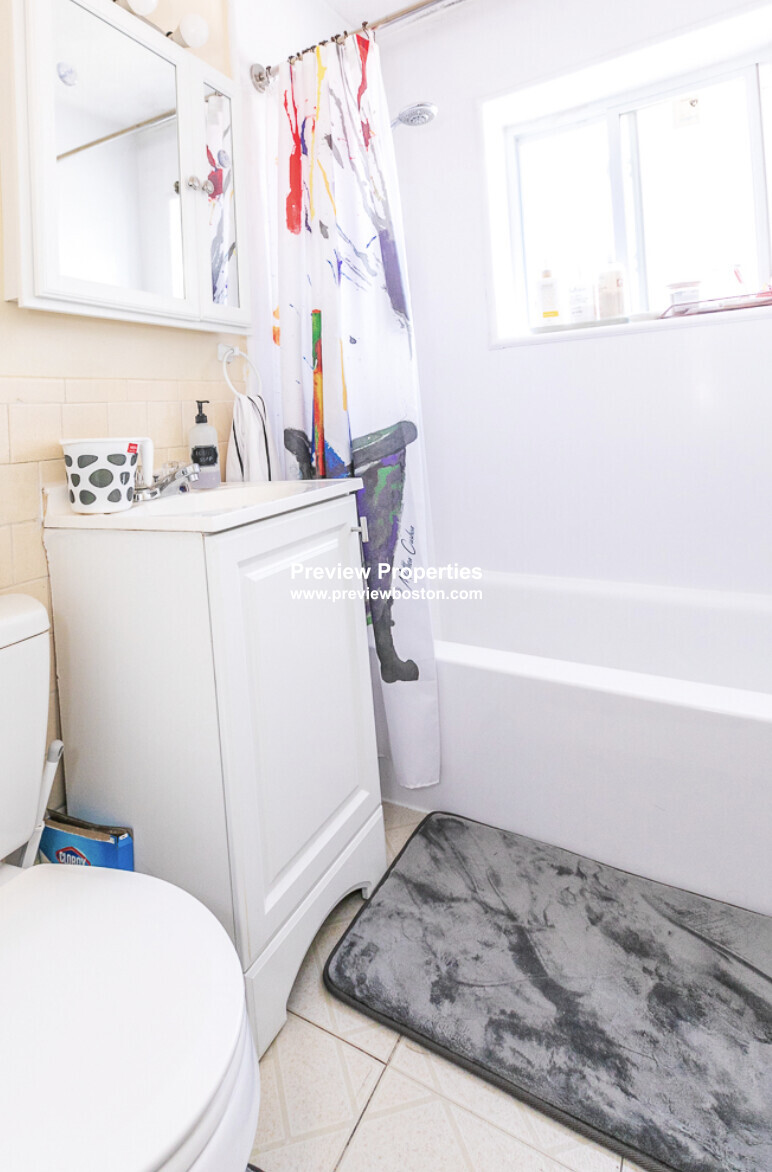 31 Westgate Rd, Chestnut Hill