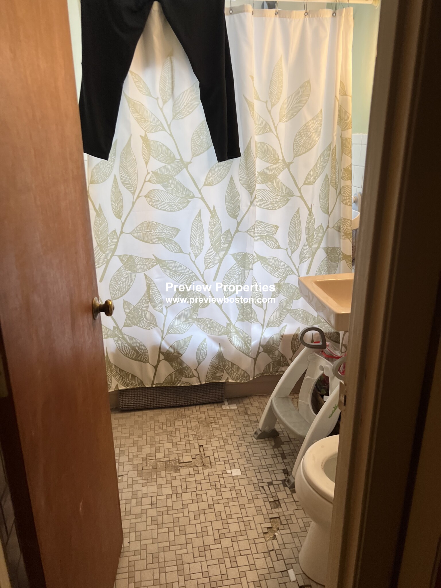 35 Westgate Rd, Chestnut Hill