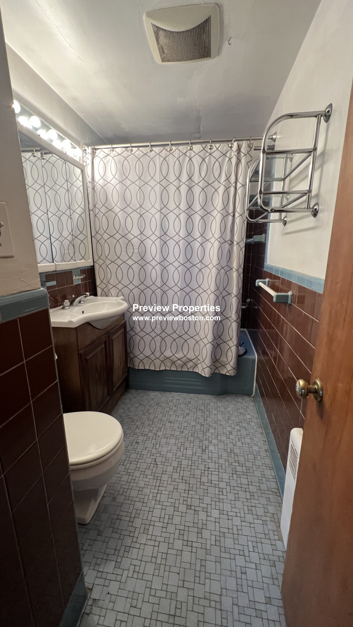 14 Caltha Rd, Chestnut Hill