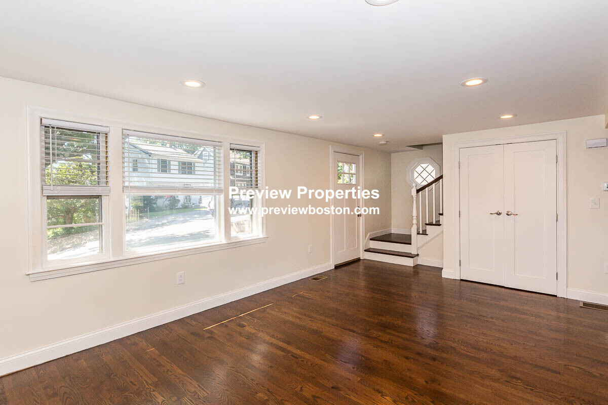 77 Rock Glen Rd, Medford