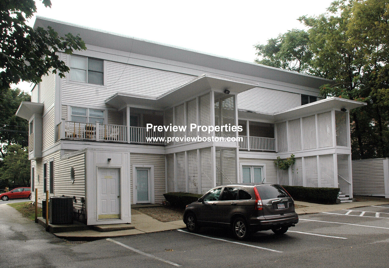 8 Glencoe St, Allston