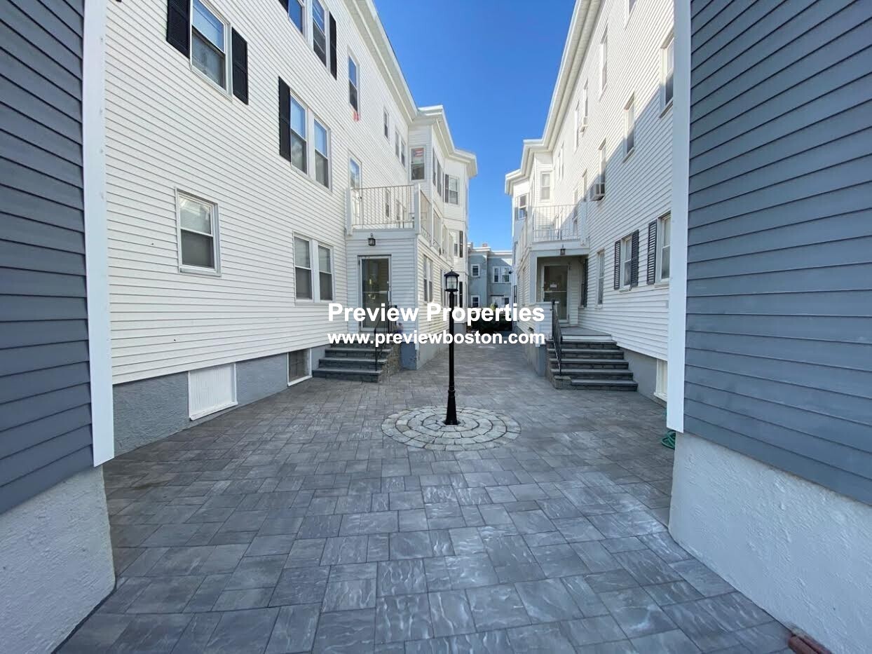 90 Winthrop Shore Dr, Winthrop