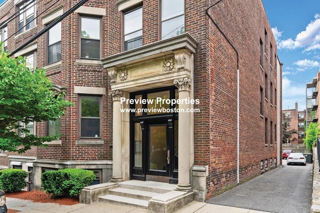 15 Stearns Rd, Brookline Hills