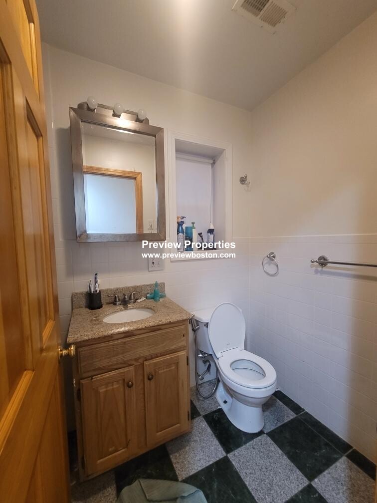 127 Cedar St, Roxbury