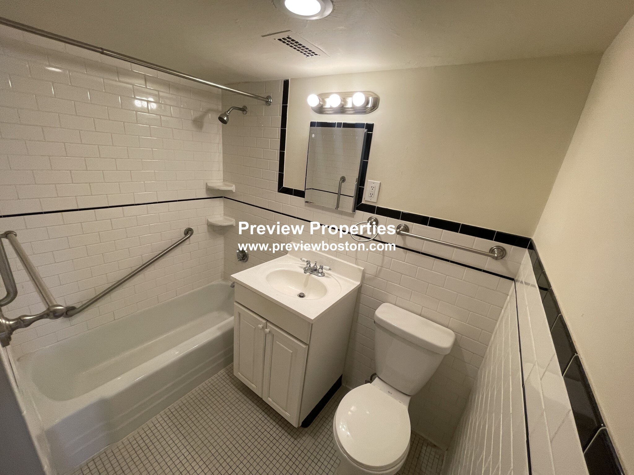 101 Monmouth St, Longwood