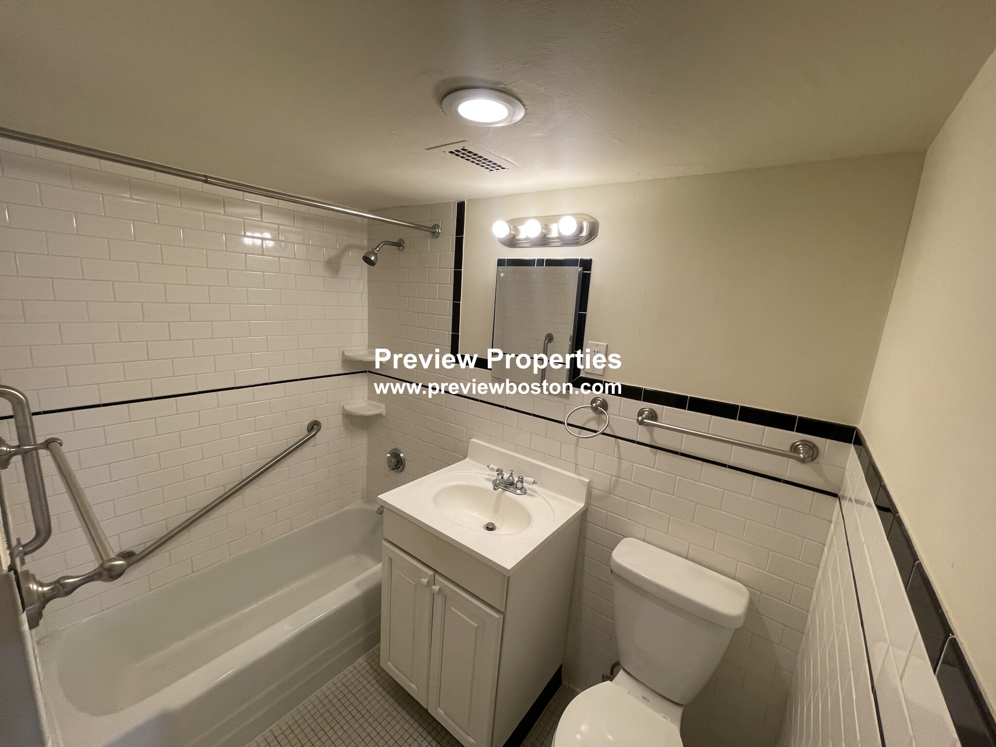 101 Monmouth St, Longwood