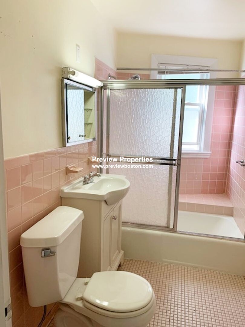 90 Winthrop Shore Dr, Winthrop