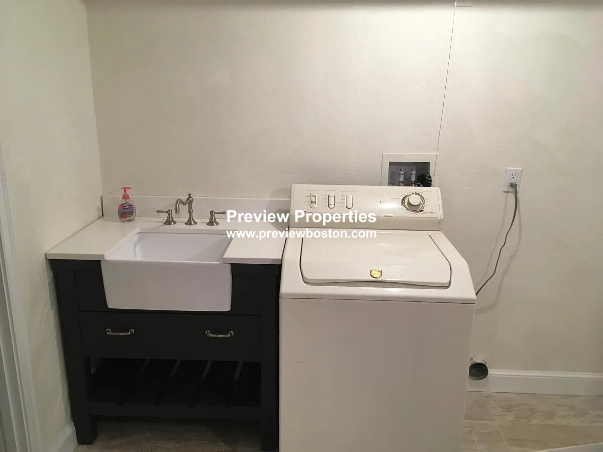 102 Crestview Rd, Belmont Hill