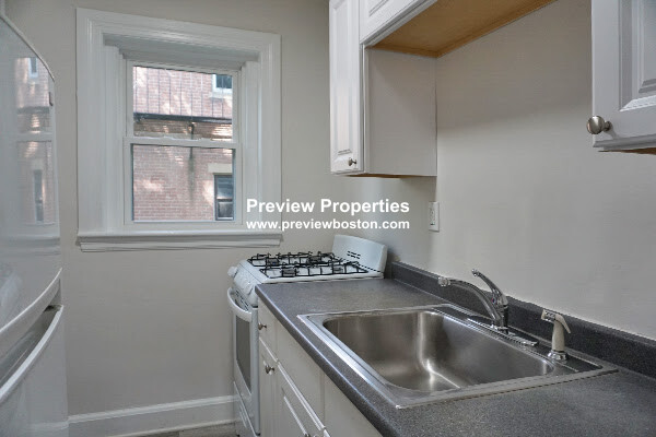 95 Adams St, Waltham