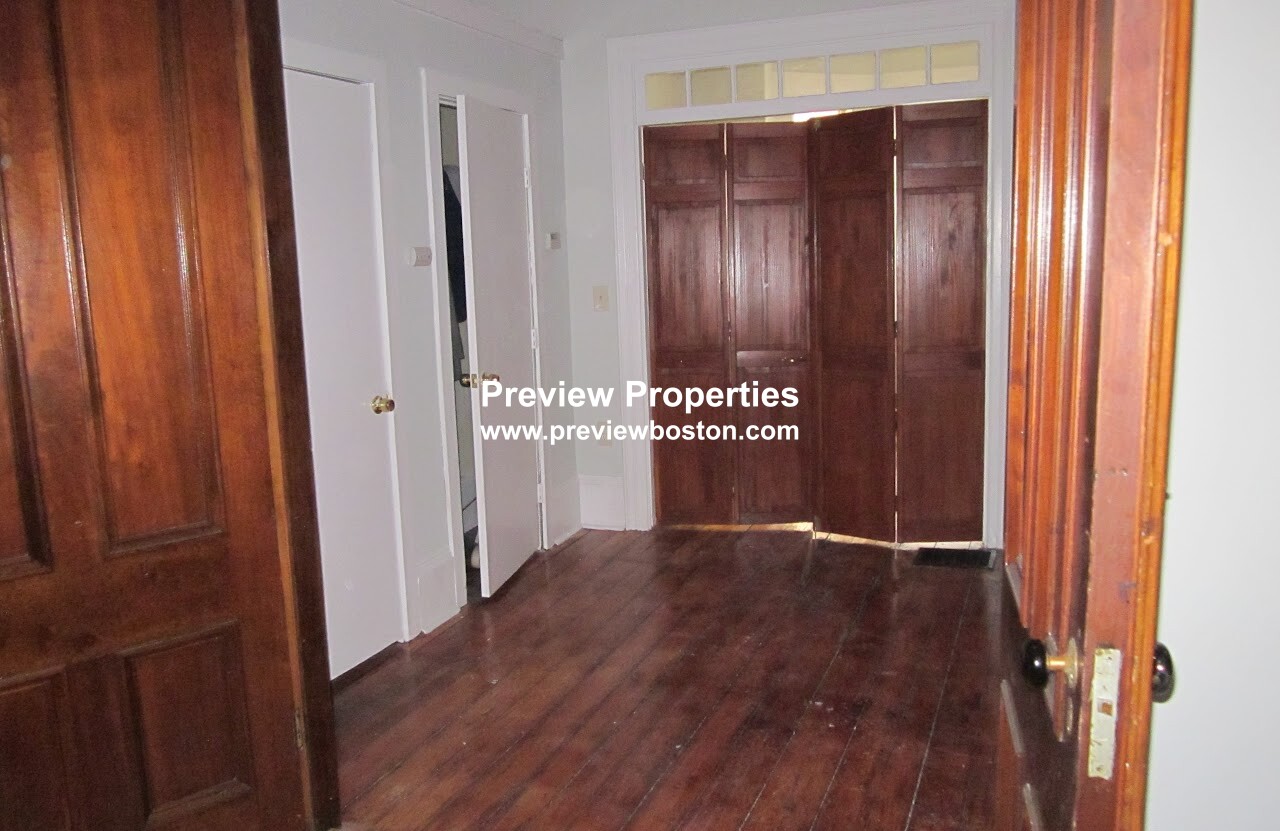 94 Mount Pleasant Ave, Roxbury