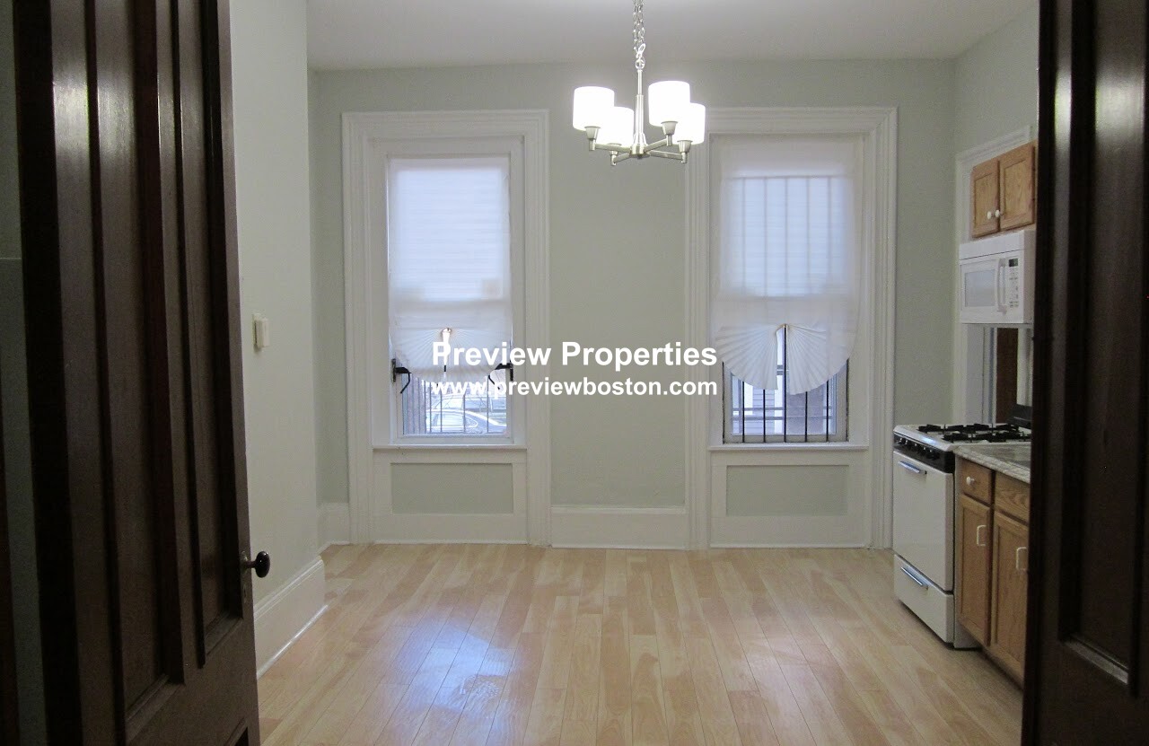 94 Mount Pleasant Ave, Roxbury