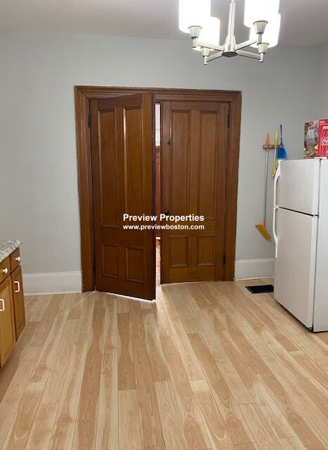 94 Mount Pleasant Ave, Roxbury