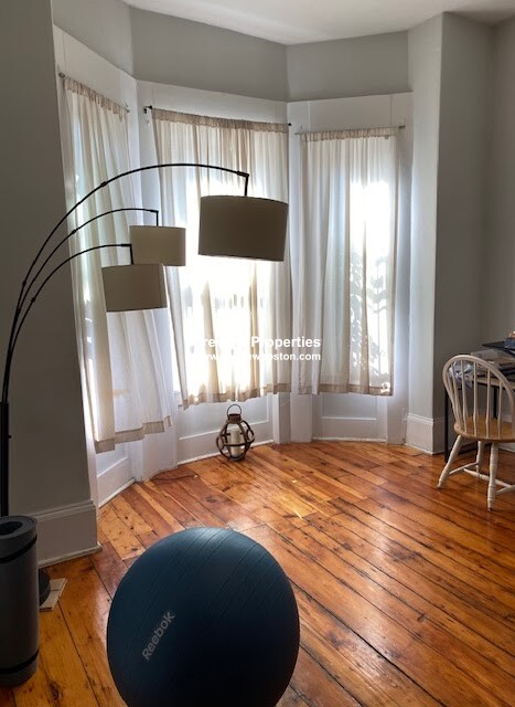 94 Mount Pleasant Ave, Roxbury