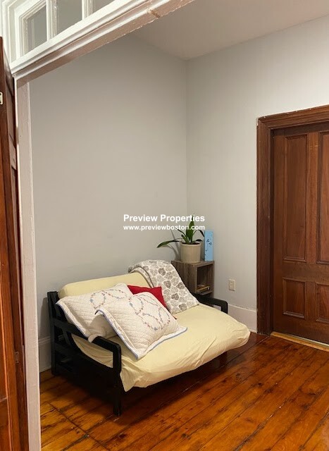 94 Mount Pleasant Ave, Roxbury