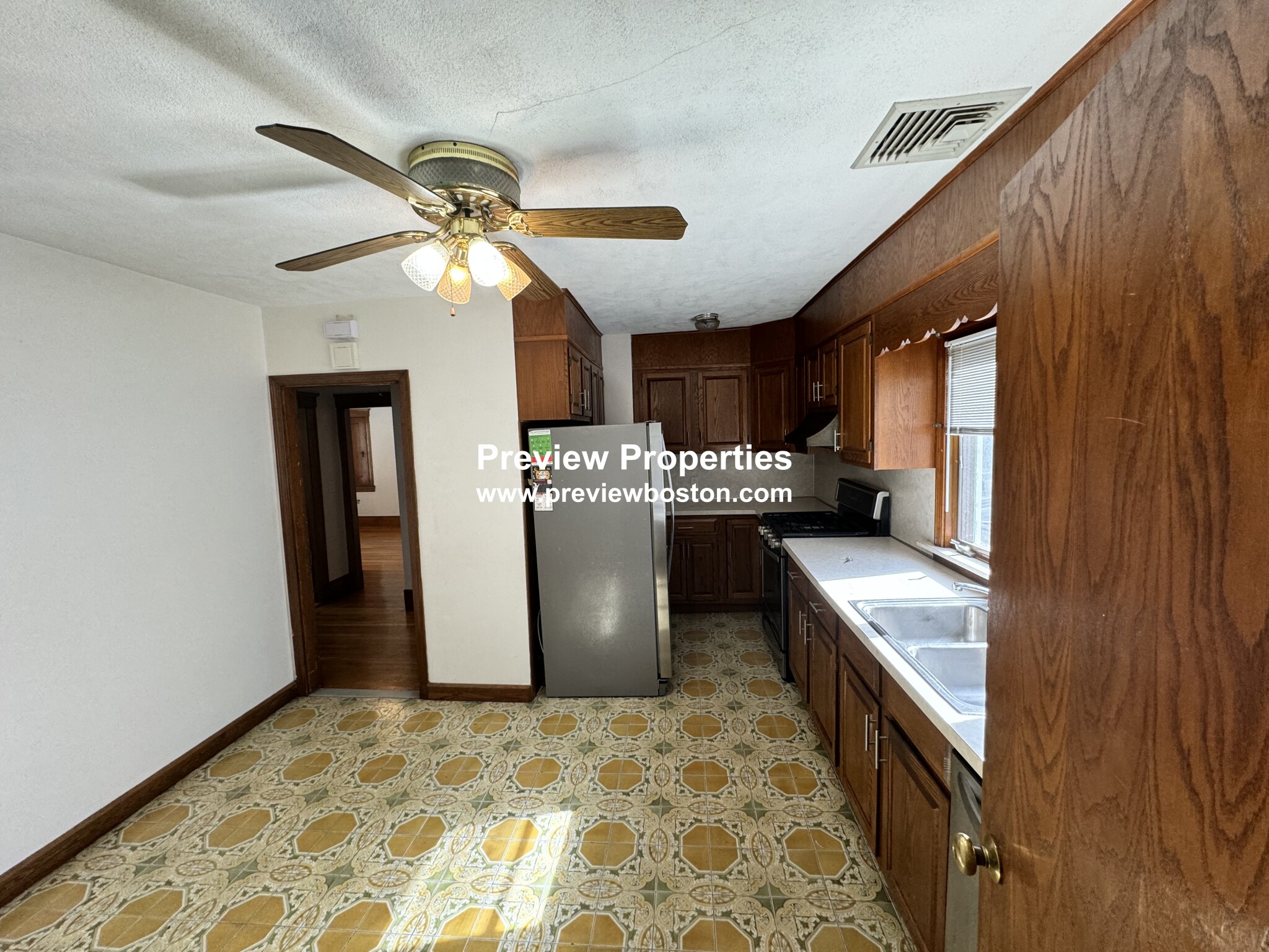 32 Dickinson Rd, Brighton