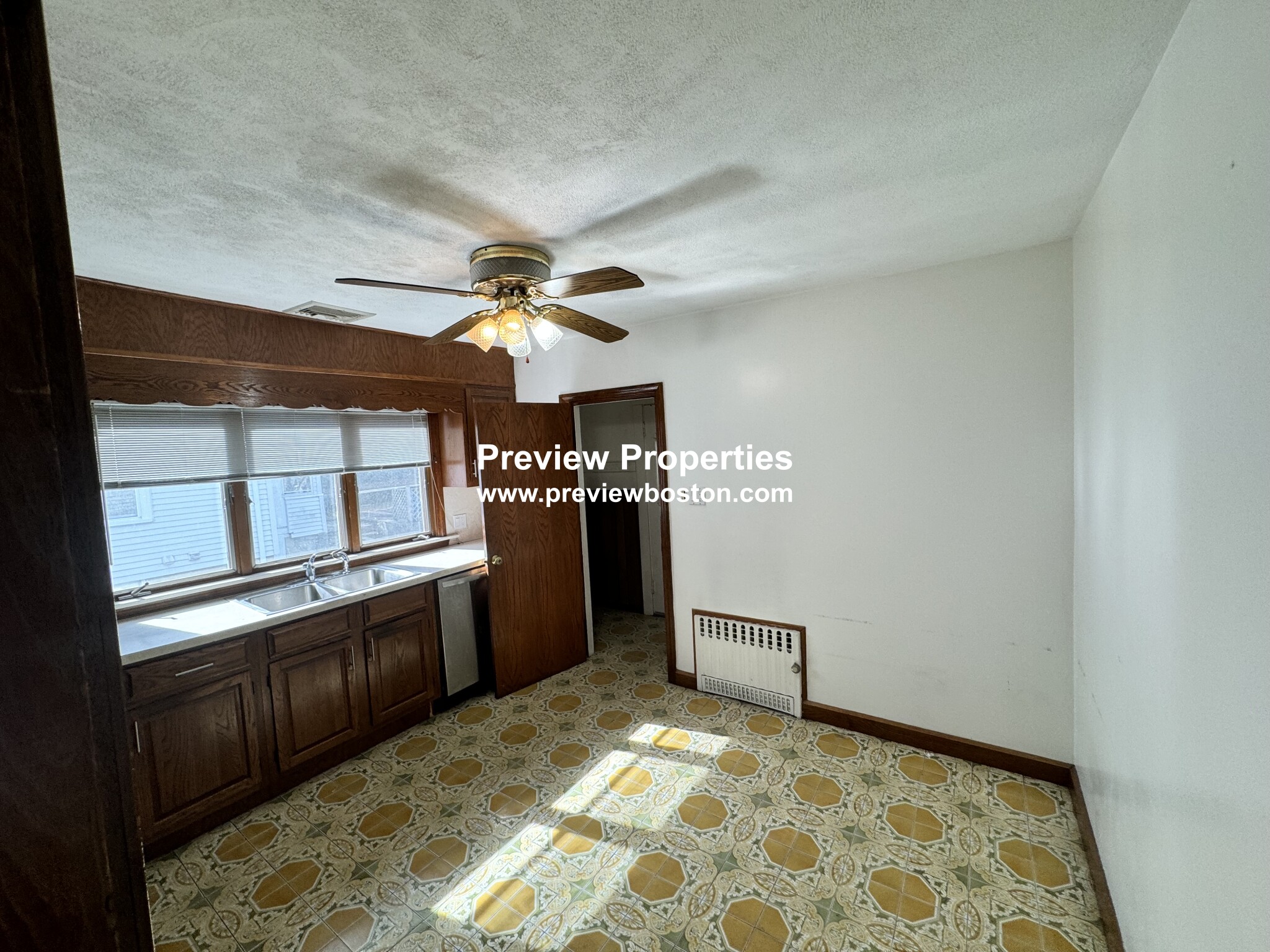 32 Dickinson Rd, Brighton