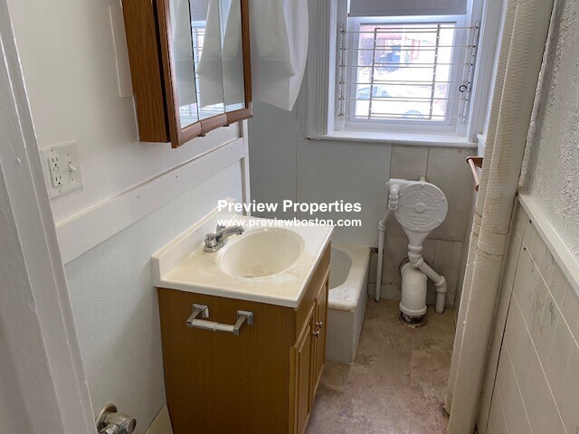 1800 Comm Ave, Brighton