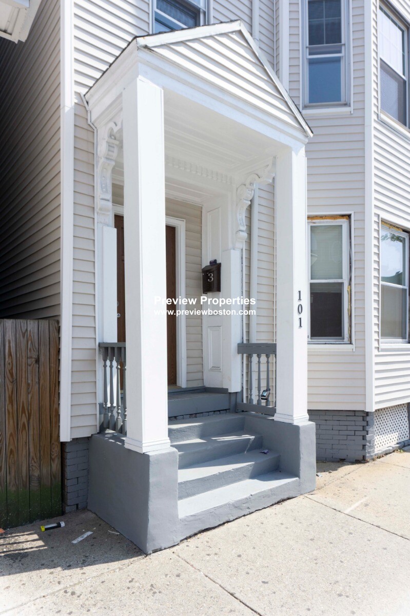 101 Chelsea St, East Boston