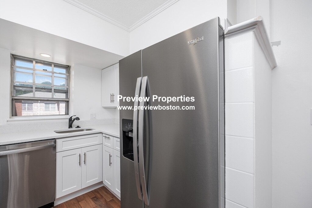 210 Lake Shore Rd, Oak Square