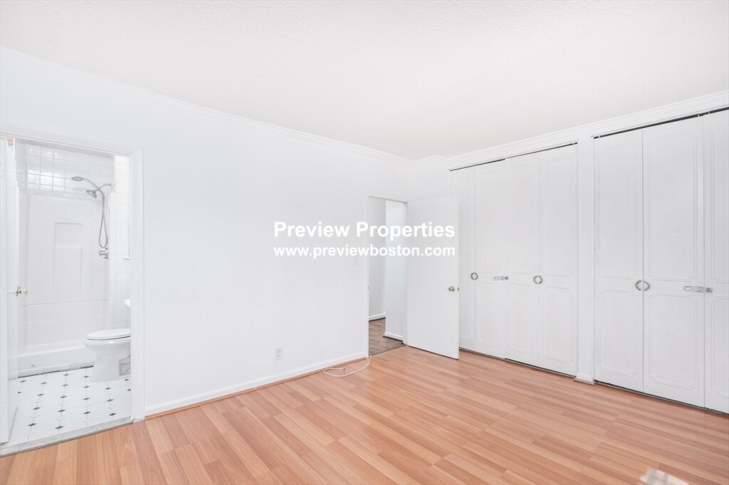 210 Lake Shore Rd, Oak Square