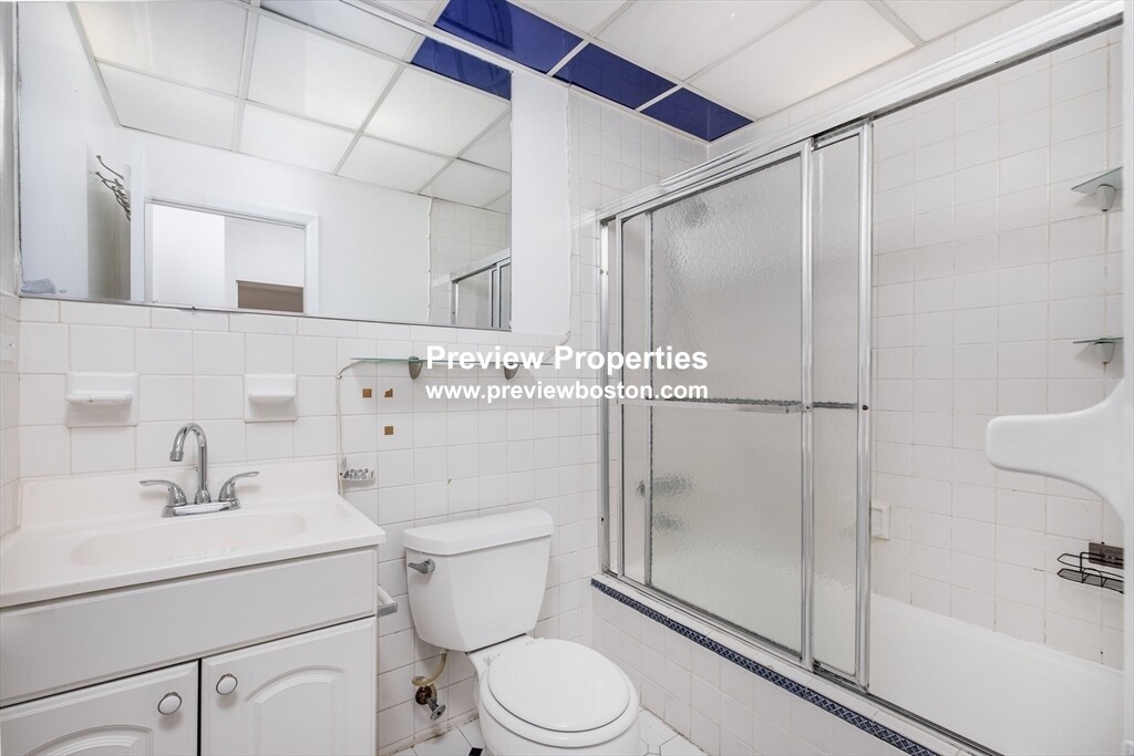 210 Lake Shore Rd, Oak Square