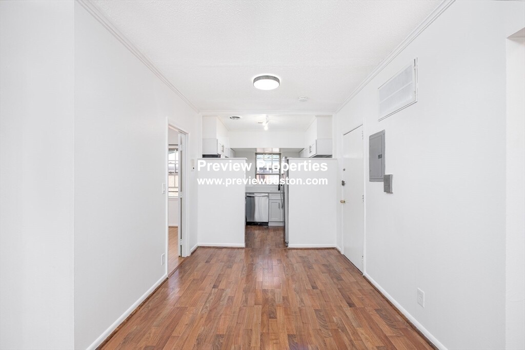 210 Lake Shore Rd, Oak Square