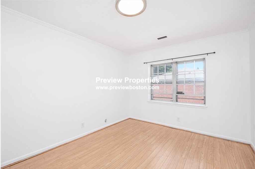 210 Lake Shore Rd, Oak Square