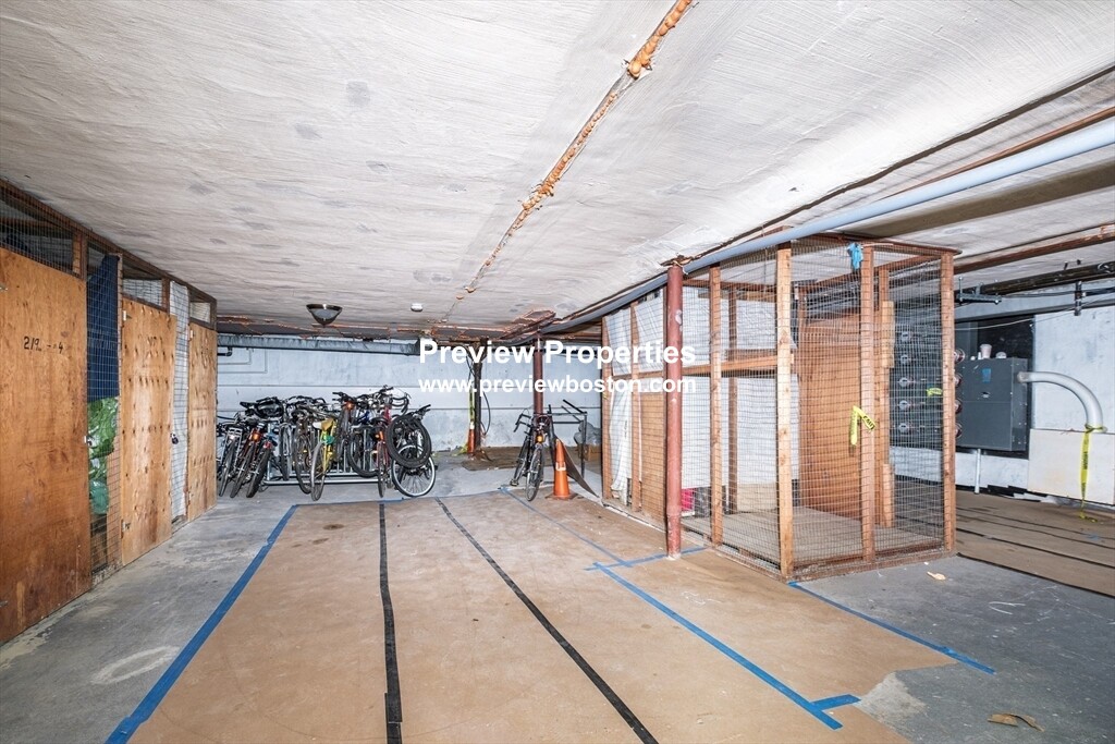 210 Lake Shore Rd, Oak Square