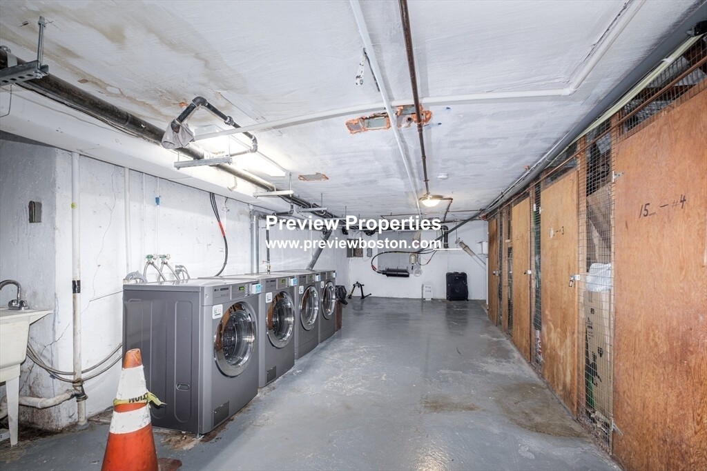 210 Lake Shore Rd, Oak Square