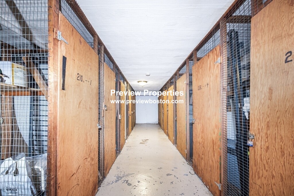 210 Lake Shore Rd, Oak Square