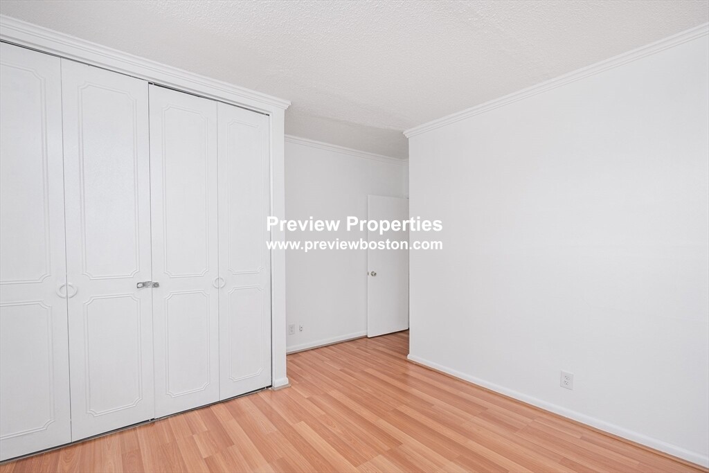 210 Lake Shore Rd, Oak Square