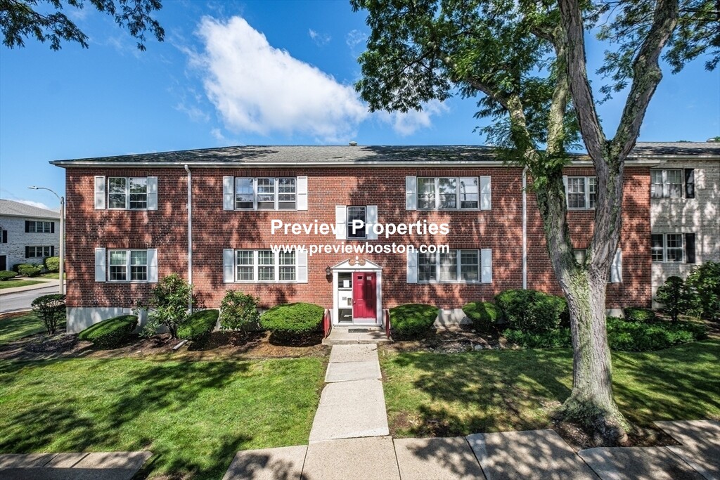 210 Lake Shore Rd, Oak Square