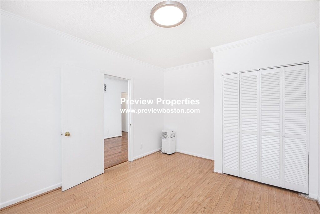 210 Lake Shore Rd, Oak Square