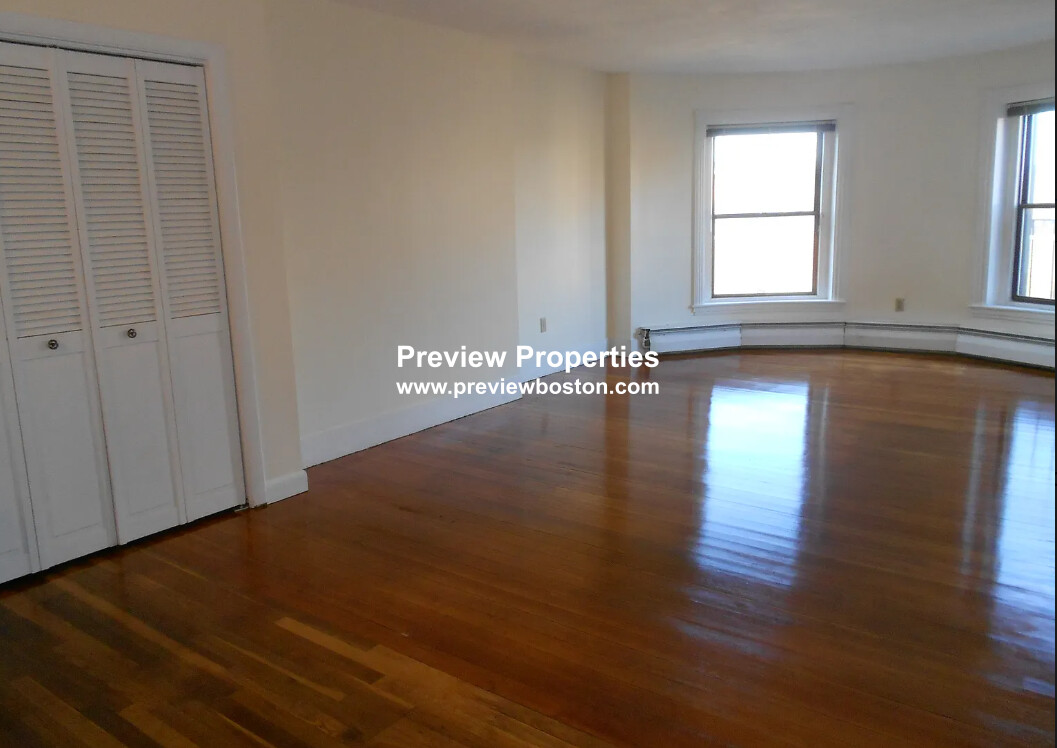 922 Beacon St, Fenway