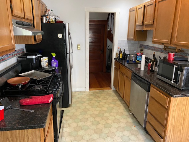 4 bed, 1 bath apartment for rent at 60 South St Unit 1, Medford — photo 4 of 6