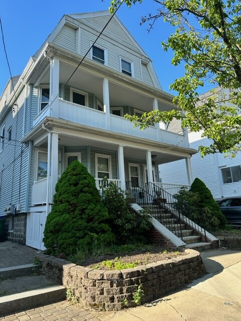 15 Golden Ave, Medford