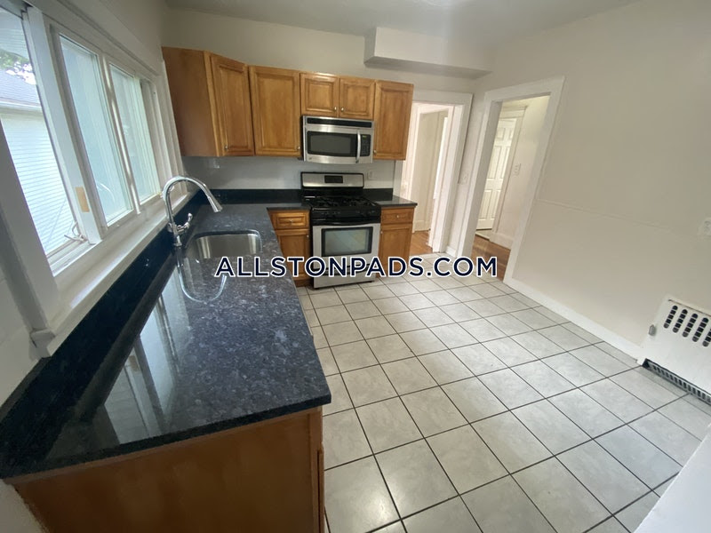 6 bed, 2 bath apartment for rent at 17 Boulevard Ter Unit 2, Allston — photo 13 of 25