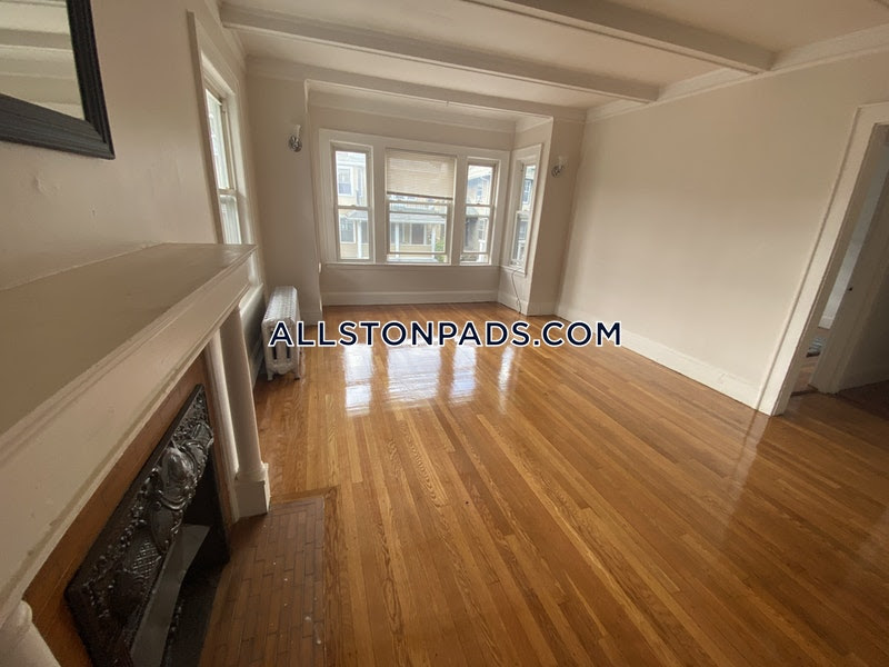 6 bed, 2 bath apartment for rent at 17 Boulevard Ter Unit 2, Allston — photo 14 of 25
